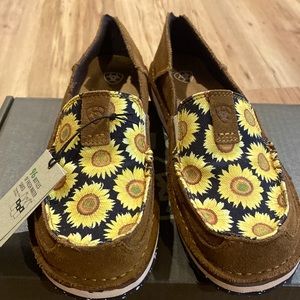 Ariat Women’s Sunflower print cruisers size 8.5med